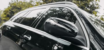 Gương chiếu hậu trên Mercedes GLS 2023 được sơn cùng màu thân xe