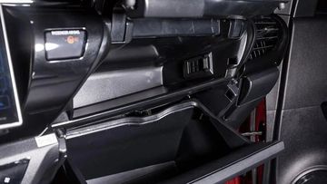 Hộc để đồ trên Toyota Hilux 2024 đa dạng, nhiều vị trí với nhiều công năng hữu ích