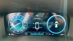 Màn hình kỹ thuật số với kích thước lên đến 12.3 inch, cho phép tùy chỉnh màu nền theo từng chế độ lái