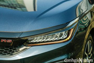Honda City được trang bị cụm đèn pha full led với những bóng thuỷ tinh nhỏ bên trong rất đẹp mắt