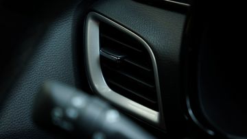 Trang trí nội thất Isuzu D-Max 2023 còn phải kể đến các chi tiết sơn màu bạc