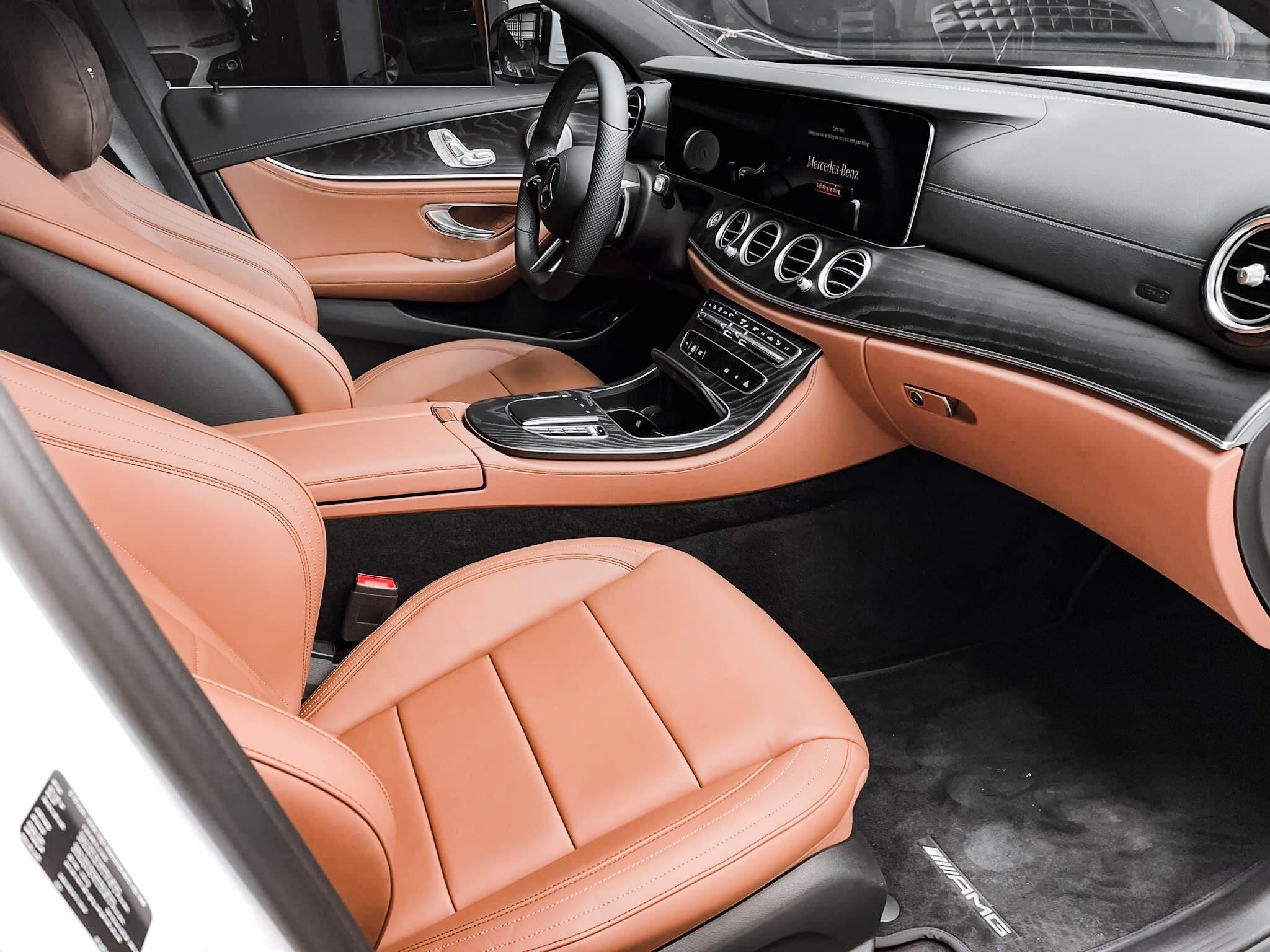 Mercedes E300 AMG 2024 Giá lăn bánh và khuyến mãi T01/2024