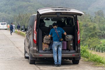 Khoang hành lý khá rộng rãi trên Ford Tourneo