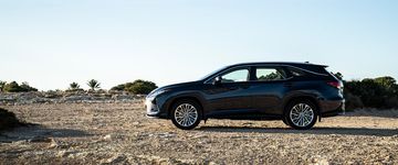 Chiều dài cơ sở tăng thêm nên phần mui xe Lexus RX350L 2024 ngang hơn thay vì dốc về sau