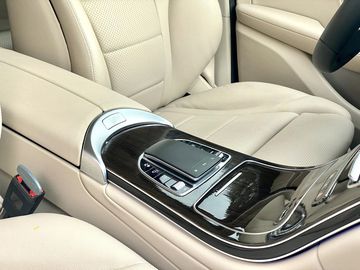 Mercedes GLC 200 2023 vẫn duy trì cần số điều khiển điện Direct-Steer