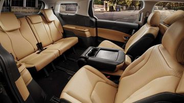 KIA Carnival với nội thất được bọc da cao cấp