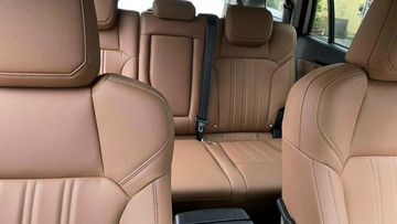 Hệ thống ghế ngồi của Isuzu MU-X 2023 được bọc da cao cấp màu nâu