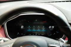 Cụm đồng hồ với màn hình ở giữa hiển thị đầy đủ các thông số đặc biệt là tốc độ dạng digital giúp tài xế kiểm soát tốc độ của xe tiện lợi hơn.