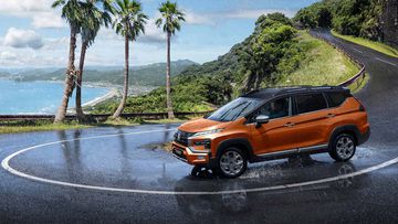 Mẫu MPV 7 chỗ còn có thêm hệ thống kiểm soát vào cua chủ động AYC, hỗ trợ quá trình vào cua, di chuyển trên đường trơn trượt hoặc tình huống đánh lái gấp thêm phần an toàn