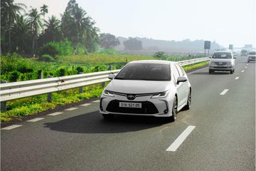 Với điều kiện đường trường, mình đánh giá khả năng vận hành của Altis rất ổn định, tăng tốc êm ái