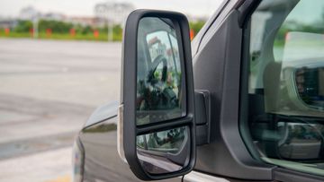 Gương chiếu hậu Ford Transit 2024 vẫn khá tiện dụng với bộ gương kép
