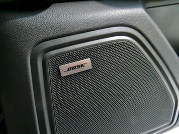 
Chất lượng âm thanh được đảm bảo bởi hệ thống âm thanh vòm của Bose nằm trong gói trang bị cao cấp được Porsche Việt Nam tích hợp sẵn vào Macan 2022. 
