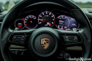 Vô lăng Porsche Panamera 2023 được thiết kế tinh gọn nhưng đậm chất xe thể thao