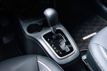 Cần số bọc da tiêu chuẩn của Mitsubishi Attrage 2024