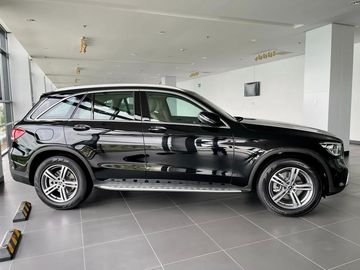 Thân xe Mercedes GLC 200 2023 năng động với những đường dập nổi gân guốc