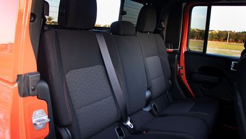 Hàng ghế sau Jeep Gladiator 2023 có thể gập theo tỷ lệ 60:40 linh hoạt cho nhiều mục đích chở đồ