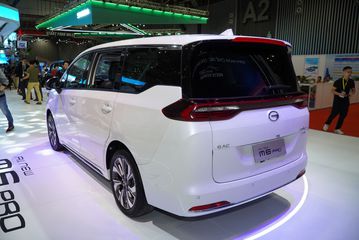 Đu&ocirc;i xe GAC M6 Pro 2025 cũng kế thừa thiết kế đ&agrave;n anh M8 vu&ocirc;ng vức v&agrave; bo tr&ograve;n c&aacute;c g&oacute;c mềm mại