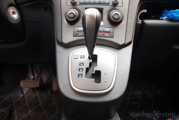 Cần số trên Kia Carens 2010