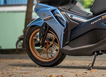 NVX 2024 tiếp tục cưỡi trên bộ mâm đa chấu thể thao, vành hợp kim với kích thước 14 inch to bản 