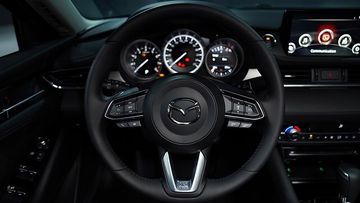 Vô lăng 3 chấu bọc da thể thao quen thuộc, tích hợp các phím bấm chức năng tiện lợi