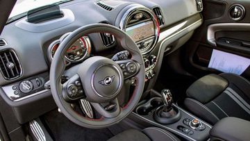 Vô lăng 3 chấu được bọc da Nappa cao cấp