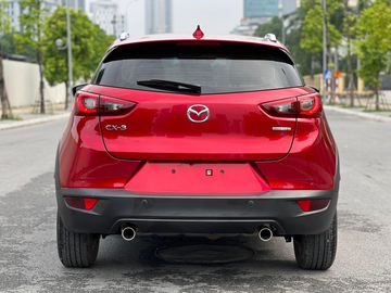 Thiết kế đuôi xe Mazda CX-3 2023 được đánh giá cao với những đường nét nhấn nhá bắt mắt kết hợp cùng ống xả đối xứng