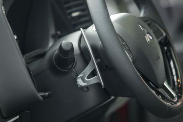 Lẫy chuyển số là trang bị tiêu chuẩn trên Outlander 2023