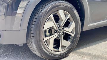 Sonet sử dụng bộ lazang hợp kim 16 inch với thiết kế 5 chấu cắt pha lê tương đồng với Kia Sorento