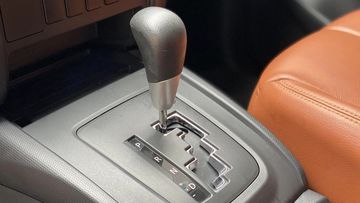 Cần số trên Mitsubishi Triton 2024 cũng được bọc da với thiết kế dạng trụ thông thường cùng chế độ sang số dạng ziczac độc đáo