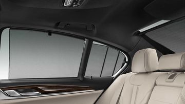 Rèm che nắng hàng ghế sau là trang bị tiêu chuẩn trên tất cả các phiên bản của BMW 5 Series 2023
