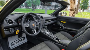 Khoang lái của Porsche 718 Boxster 2024 hiện đại, sang trọng