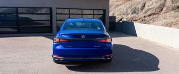 Đuôi xe Lexus ES 250 2024 F Sport với thiết kế lịch lãm, thể thao
