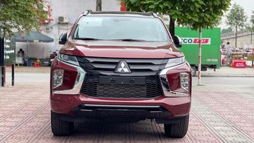 2 phiên bản Black Edition sở hữu các chi tiết sơn đen như mặt ca lăng, ốp cản trước/sau, mâm xe, nóc xe, ăng ten vây cá và cánh lướt gió