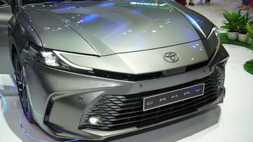 Hốc gió tản nhiệt họa tiết kim cương mở rộng sang hai bên tăng nhận diện cho Toyota Camry 2025