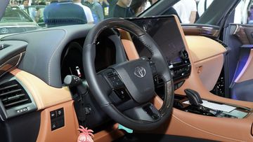 Vô lăng Toyota Alphard 2025 thiết kế 3 chấu mới trẻ trung hơn nhiều so với thế hệ trước