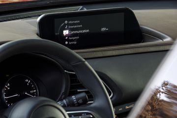 Mazda CX-30 2022 được trang bị màn hình cảm ứng 8.8 inch hỗ trợ kết nối Apple Carplay/Android Auto cùng hệ thống âm thanh 8 loa cho cả hai phiên bản