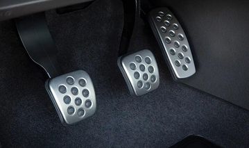 Tổ hợp côn - phanh - ga trên xe số sàn