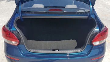 Khoang hành lý của Kia Soluto 2024 vượt trội trong phân khúc với dung tích lên đến 475 lít nhờ vào thiết kế nắp cốp cao