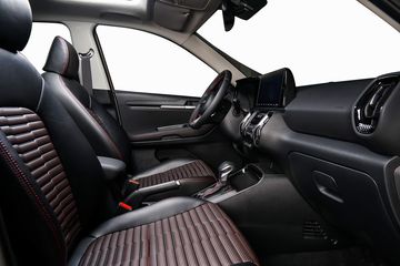 Ghế ngồi trên Kia Sonet 1.5 Deluxe 2022 cho cảm giác sang trọng hơn với chất liệu bọc da hai tông màu khá nổi bật.