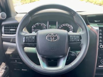 Toyota Fortuner 2023 phiên bản Legender 4x4 AT được trang bị vô lăng 3 chấu bọc da và ốp gỗ