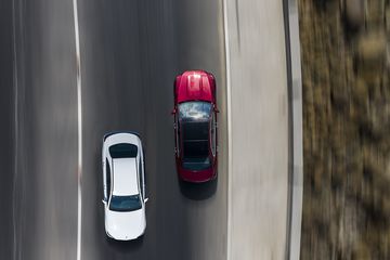 Tất cả các tuỳ chọn động cơ đều đi cùng hộp số tự động 9G-Tronic và hệ dẫn động cầu sau.