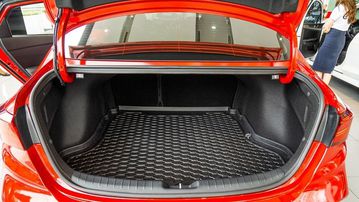 Khoang hành lý trên Kia K3 2024 gây ấn tượng với dung tích tiêu chuẩn lên đến 502 lít