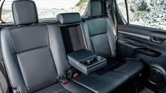 Hàng ghế sau trên Toyota Hilux 2021