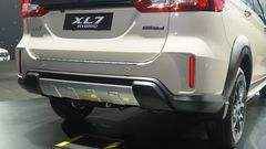 Cản sau Suzuki XL7 Hybrid 2025 tiếp tục được trang bị ốp bảo vệ cứng cáp