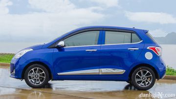 Thân xe tạo cảm giác mạnh mẽ với ốp nhựa thể thao