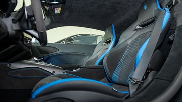 Hệ thống ghế ngồi được bọc da, với các đường chỉ thêu thủ công khá tinh xảo