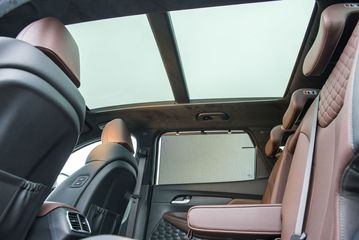 Cửa sổ trời là trang bị có trên hầu hết các phiên bản, ngoại trừ bản máy xăng tiêu chuẩn