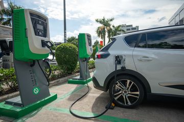 Ngoài bộ sạc theo xe, VinFast cũng bố trí nhiều điểm sạc trên khắp cả nước