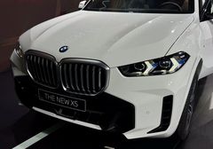 BMW X5 2025 cũng không kém phần thể thao với cụm lưới tản nhiệt quả thận đặc trưng