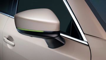 Gương chiếu hậu có chức năng chống chói tự động, chỉnh/gập điện và tích hợp đèn báo rẽ